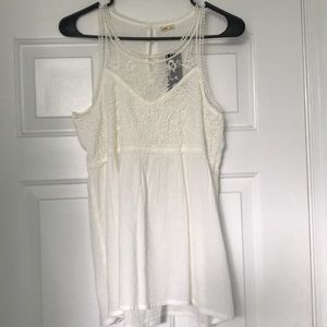 Pretty White Hollister Top! Small! New with Tags!